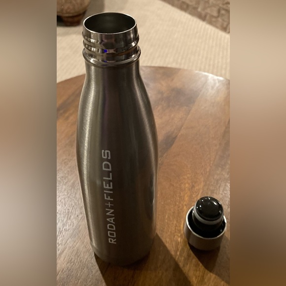 New In Box Rodan + Fields 17 oz Insulated Stainless Steel Beverage Bottle - Picture 2 of 3